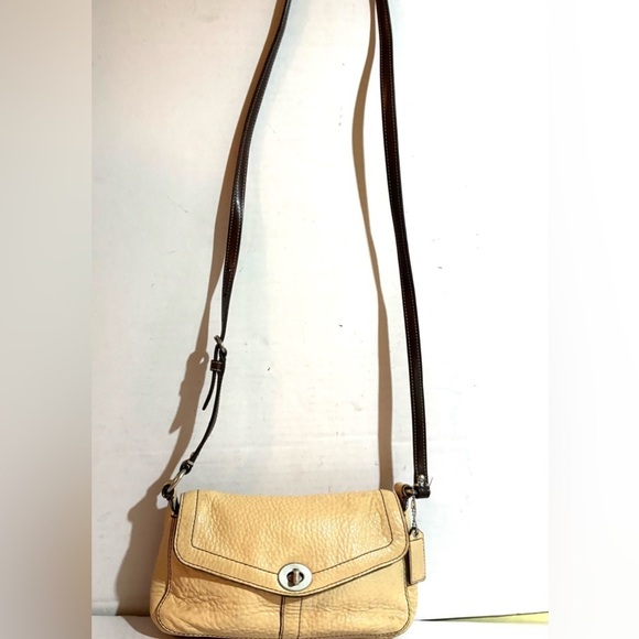 Coach vintage Elegant Cream Leather Crossbody Bag
